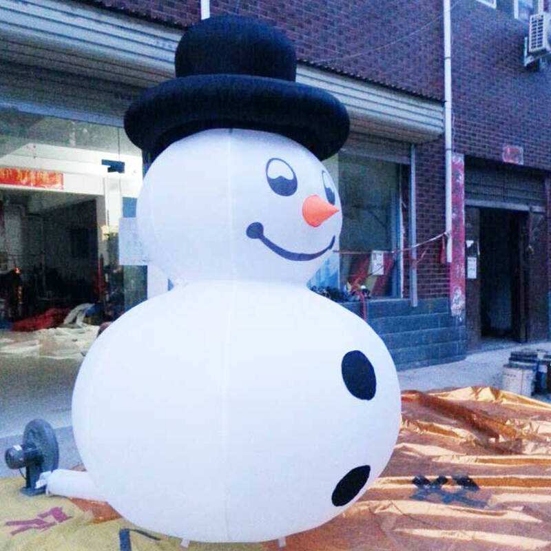 市中广场雪人卡通